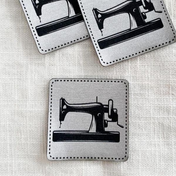 Aufnäher Label - Nähmaschine 4x4 silber - für einzigartige Nähprojekte, Strickwerke & Gebasteltes