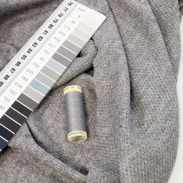 Weicher leichter Strickstoff mit Waffel Struktur in grau melange – Nordpol Pique Viskosestrick