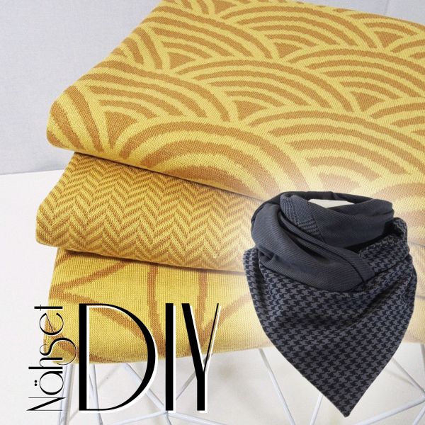 3 Stoffzuschnitte für ein Maxi Dreieckstuch aus Strick Jacquard in messing gelb • Maxituch Bio Stric