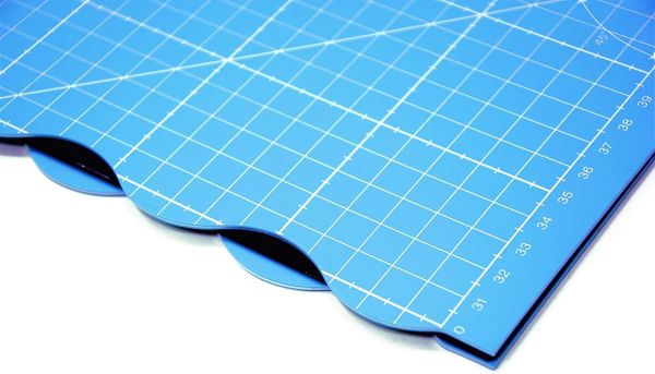 faltbare Schneidematte S 45x30cm (A3) hellblau von Prym Omnigrid - zusammengefaltet A4