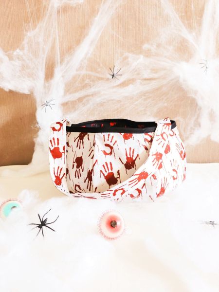 Baumwollstoff BOOO! rote Handabdrücke auf weiß – Spooky Halloween Time mit Swafing