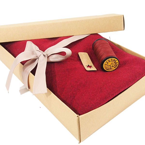 Näh dir ein Dreieckstuch aus Strick • Maxituch & Poncho in bordeaux rot nähen • mit Garn + Label