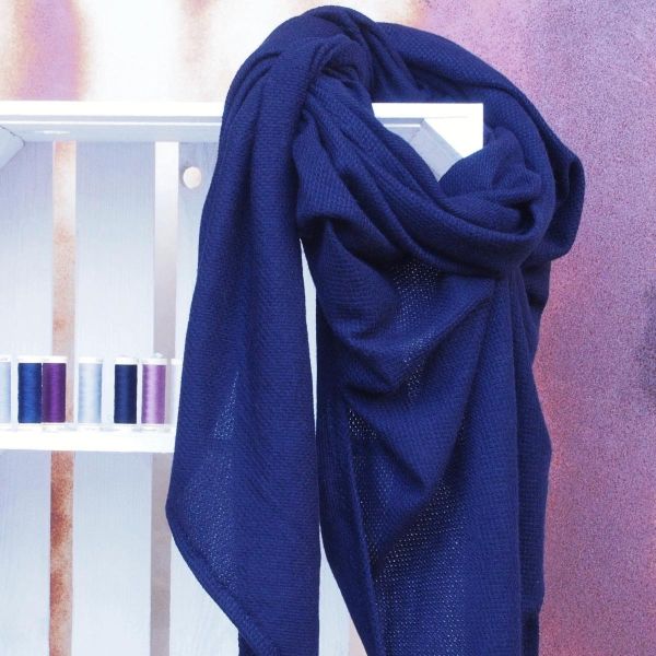 Näh dir ein Dreieckstuch aus Kuschelstrick in navy blau • Maxituch & Poncho • mit Garn + Label Nähse
