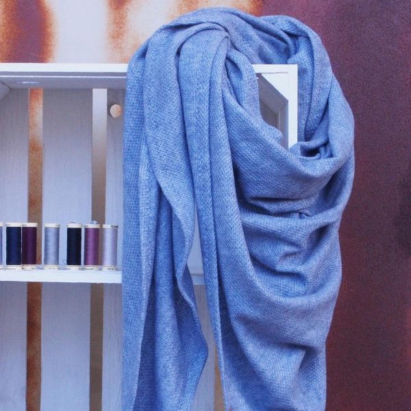 Näh dir ein Dreieckstuch aus Kuschelstrick in hellblau • Maxituch & Poncho • mit Garn + Label Nähset