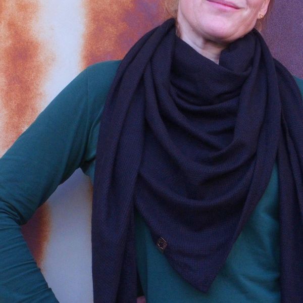Näh dir ein Dreieckstuch aus Kuschelstrick in navy blau • Maxituch & Poncho • mit Garn + Label Nähse