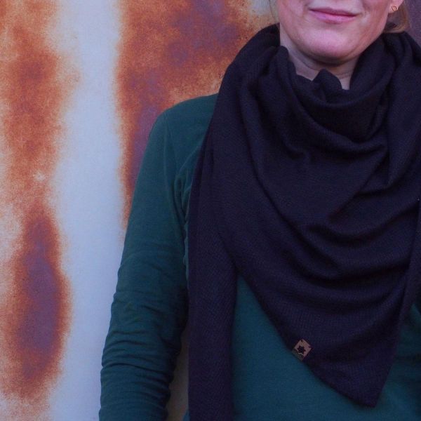 Näh dir ein Dreieckstuch aus Kuschelstrick in schwarz • Maxituch & Poncho • mit Garn + Label Nähset