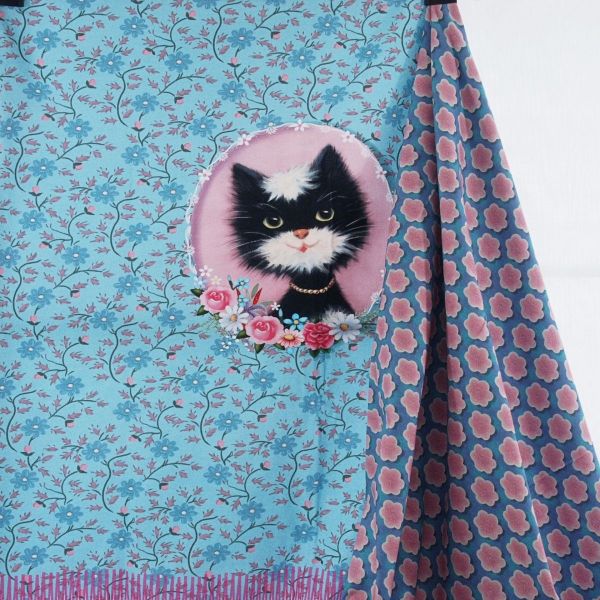 Jersey mit schwarzer Katze Blüten – 90cm Panel Penelope Cat by Fiona Hewitt