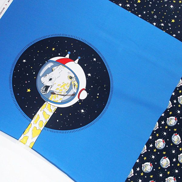 Jersey Giraffe im Weltall – 85cm Panel mit 2 Kombistoffen in dunkelblau von BIPP