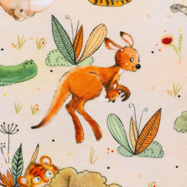 Jersey mit Zebra Elefant Tiger Krokodil Nashorn Känguru und Äffchen auf beige – Serie Safari Animals