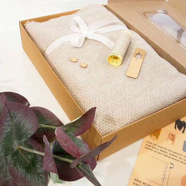 Näh dir ein Dreieckstuch aus Kuschelstrick in beige • Maxituch & Poncho • mit Garn + Label