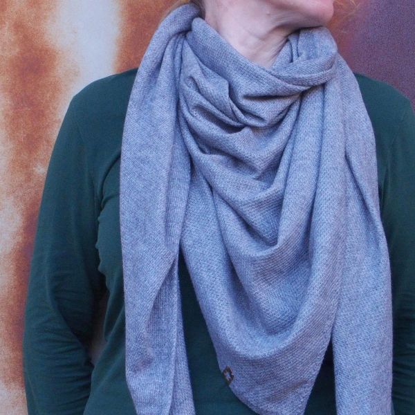 Näh dir ein Dreieckstuch aus Kuschelstrick in grau • Maxituch & Poncho • mit Garn + Label Nähset