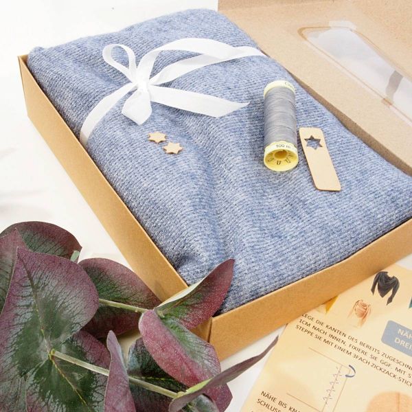 Näh dir ein Dreieckstuch aus Kuschelstrick in hellblau • Maxituch & Poncho • mit Garn + Label