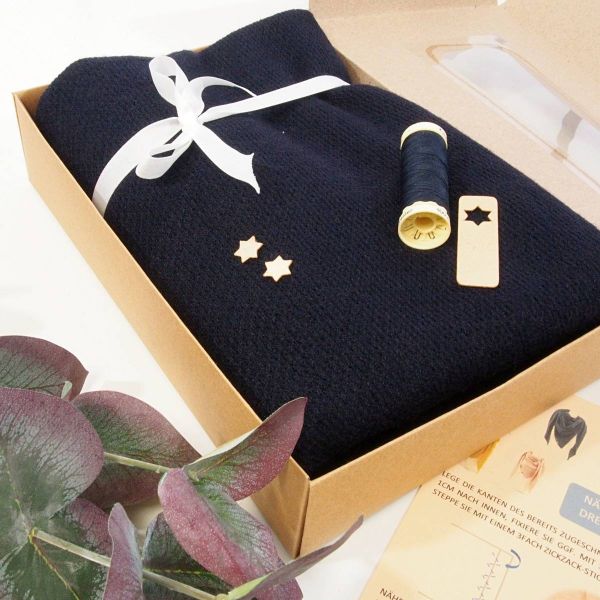 Näh dir ein Dreieckstuch aus Kuschelstrick in navy blau • Maxituch & Poncho • mit Garn + Label