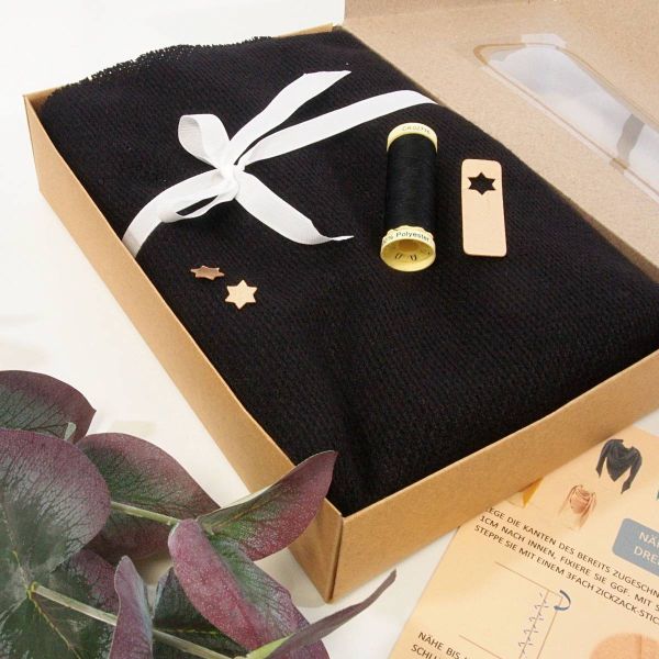 Näh dir ein Dreieckstuch aus Kuschelstrick in schwarz • Maxituch & Poncho • mit Garn + Label