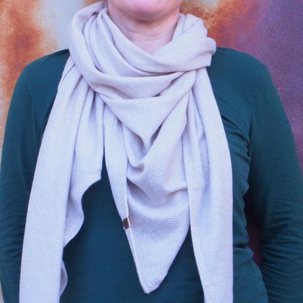 Näh dir ein Dreieckstuch aus Kuschelstrick in beige • Maxituch & Poncho • mit Garn + Label Nähset