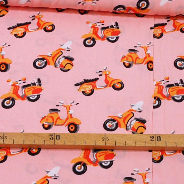 Viskose Webware mit orangen Retro Rollern auf lachs rosa - perfektes Italien Summer Feeling